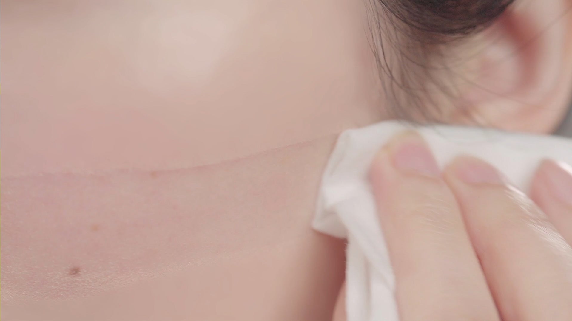 艾藜兒 淨膚保濕卸妝潔顏濕巾 擦拭臉部清潔使用示意