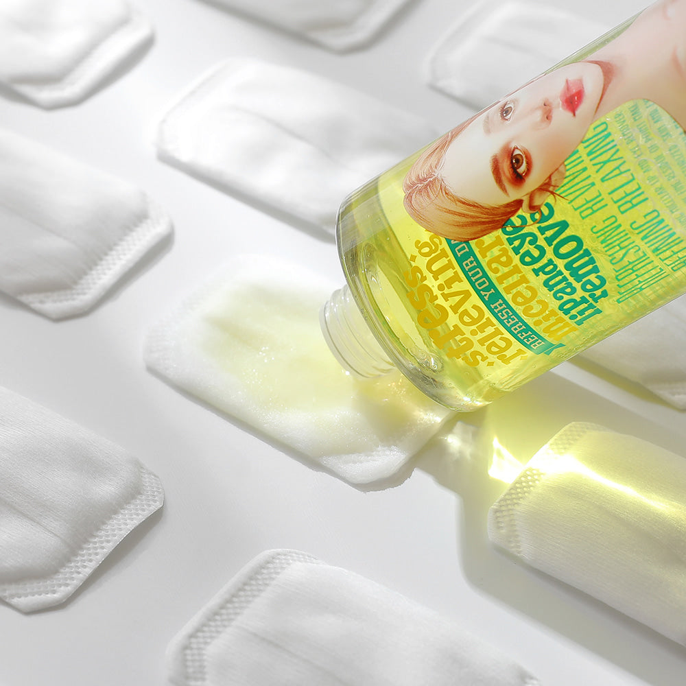 艾藜兒 淨膚保濕眼唇卸妝液 100ML 倒取於化妝棉使用示意